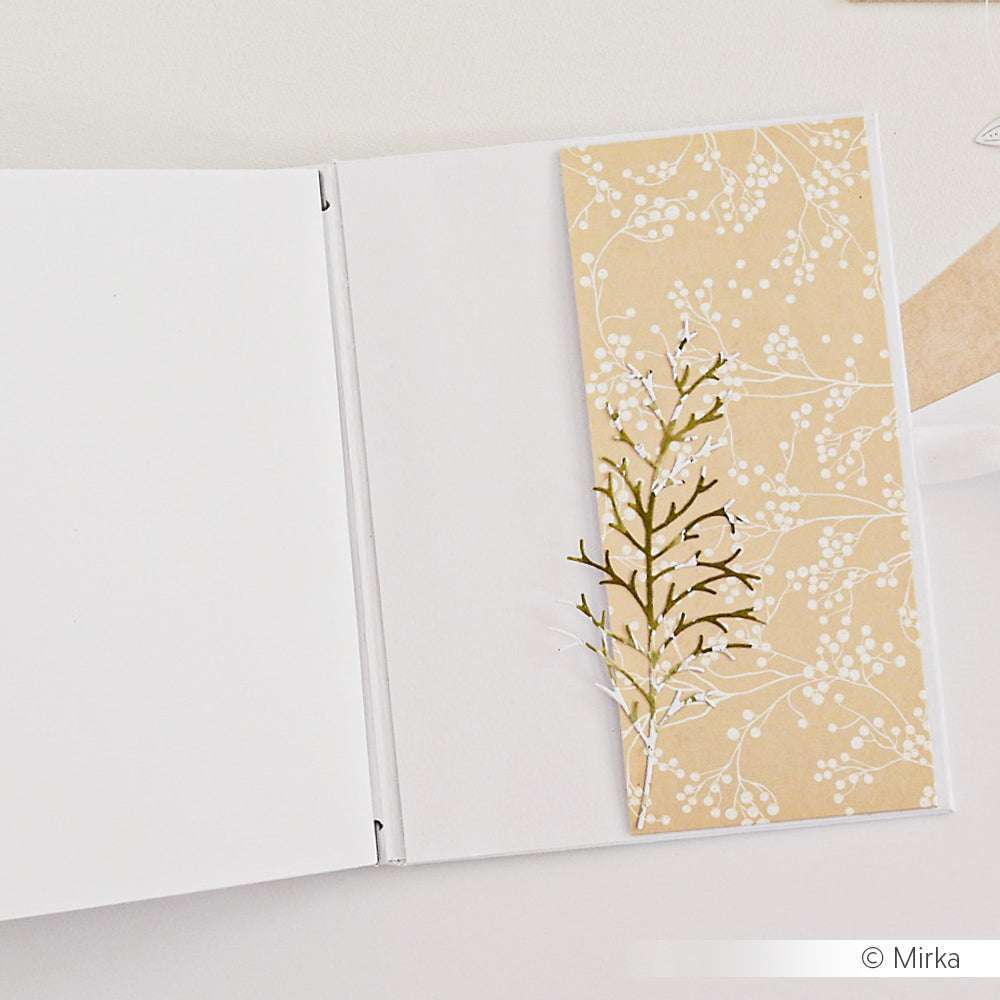 Aufgeschlagenes Notizbuch von Alexandra Renke mit einem dekorativen beigen Lesezeichen mit weißem und grünem botanischen Beerenzweig-Motiv, perfekt für Papierprojekte.