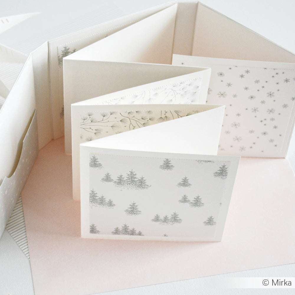 Die akkordeonartigen Grußkarten von Alexandra Renke aus Designpapier zeigen winterliche Baum- und Schneeflockenmuster - ideal für Papierprojekte oder Tannenwald-Vielfalt Jaspisgrün.