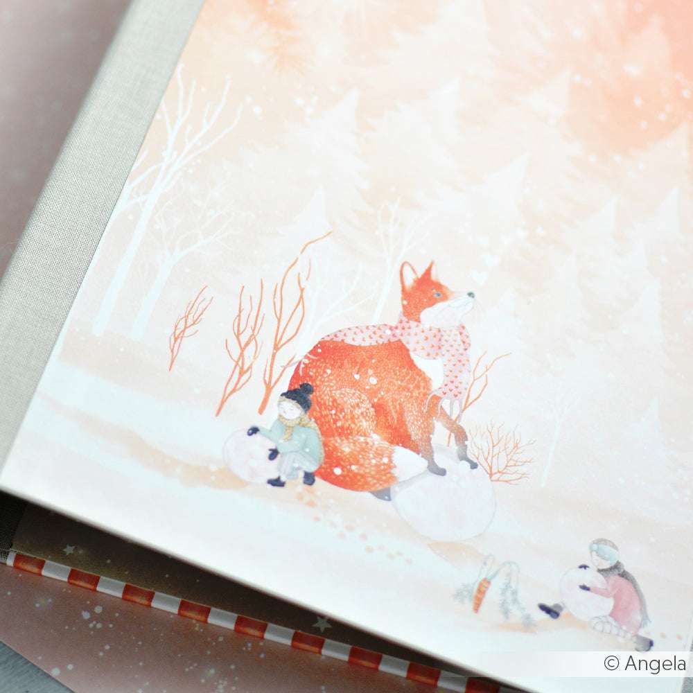 Illustrierter Fuchs im Schal mit zwei im Schnee spielenden Kindern auf einem zart pastellfarbenen Umschlag - perfekt für Alexandra Renke's Fuchs Winter-Freundschaft Designpapier und gemütliche Papierprojekte.