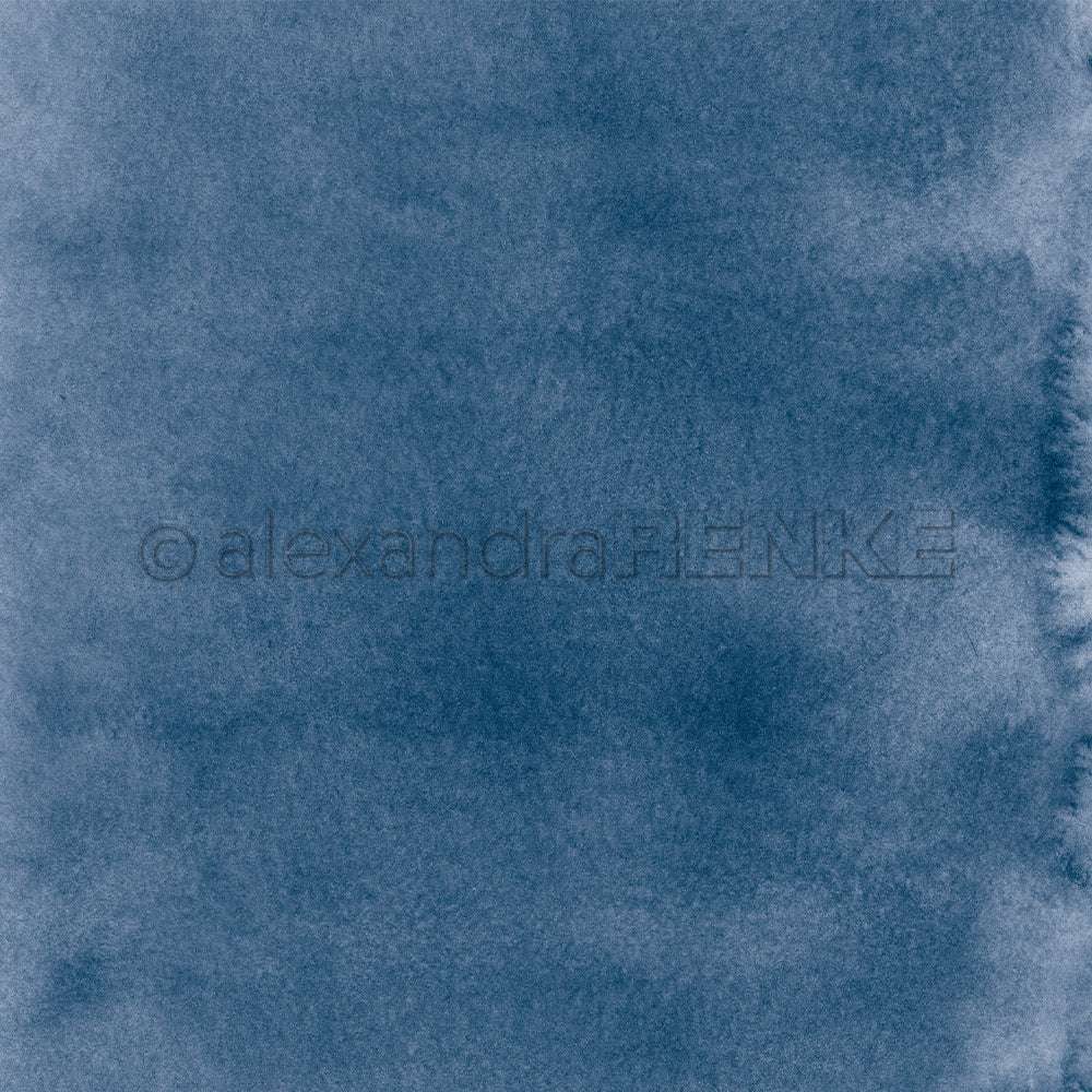 Blauer Aquarell-Hintergrund mit weichen Farbverläufen und dezenten Schattierungen, perfekt für Bastel- oder Papierprojekte mit Alexandra Renke Mimi Premium-Blau Designpapier.