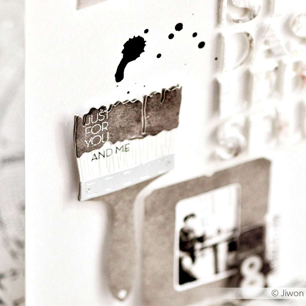 Nahaufnahme einer monochromen Karte von Alexandra Renke mit geschichtetem Designpapier Mimi Cremebraun, Text "JUST FOR YOU AND ME", Farbspritzern und einem kleinen Foto - die perfekte Inspiration für Ihre Papierprojekte oder Buchbinderei-Kreationen.