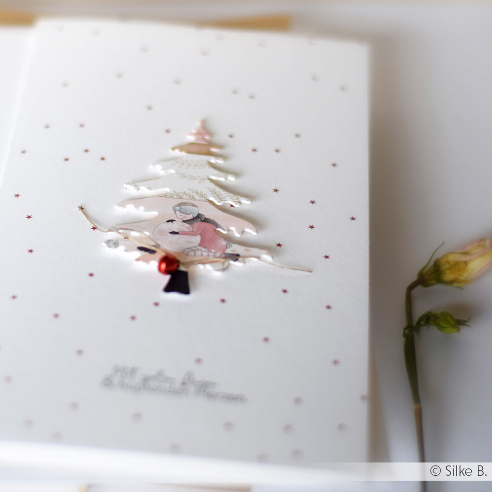 Eine weiße Karte mit einem Weihnachtsbaumausschnitt aus Alexandra Renke Sternchenregen Premiumrot Designpapier - perfekt für elegante Papierprojekte.