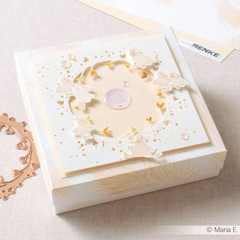 Quadratische Grußkarte von Alexandra Renke mit tanzenden Schafen, goldenen Herzen und einem pastellrosa Kreis mit "Alles Liebe zum Baby" - perfekt für Liebhaber einzigartiger Grußkarten und aus hochwertigem Designpapier gefertigt.