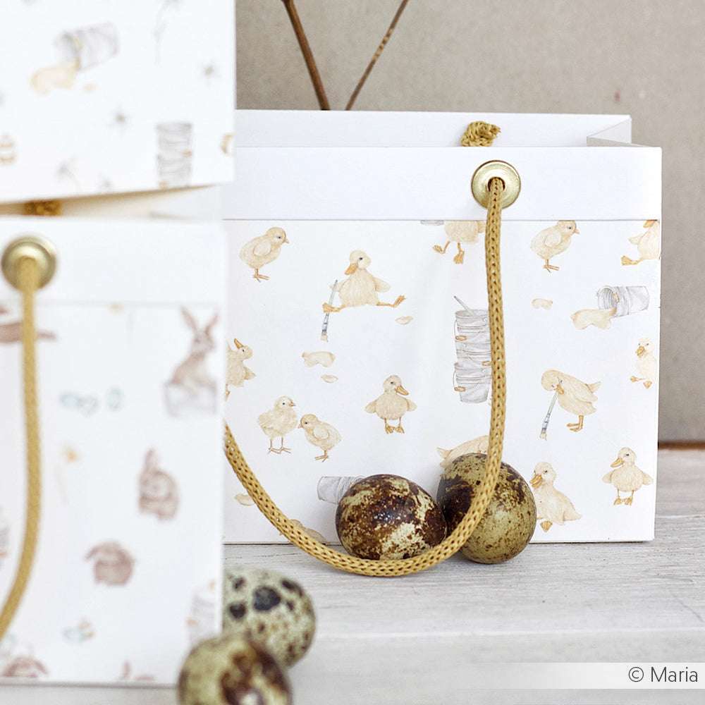 Alexandra Renke Geschenktasche mit gelben Küken-Illustrationen - ideal für Papierprojekte oder passend zum Designpapier. Mit Seilgriffen und Wachteleiern auf weißem Hintergrund.