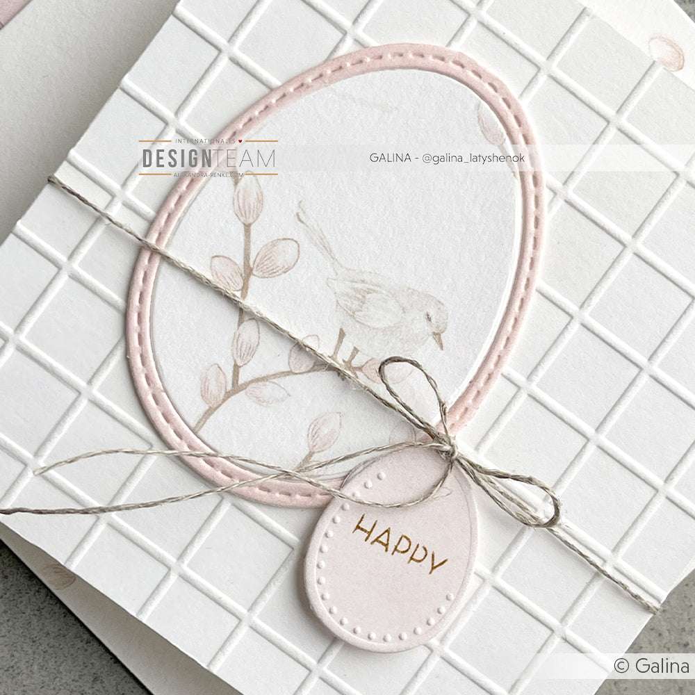 Weiße Karte mit einer rosa umrandeten Ei-Form aus Designpapier, Vogel-Illustration, Bindfadenschleife und HAPPY-Anhänger von Alexandra Renke - ideal für einzigartige Papierprojekte oder Buchbinderei-Ideen.