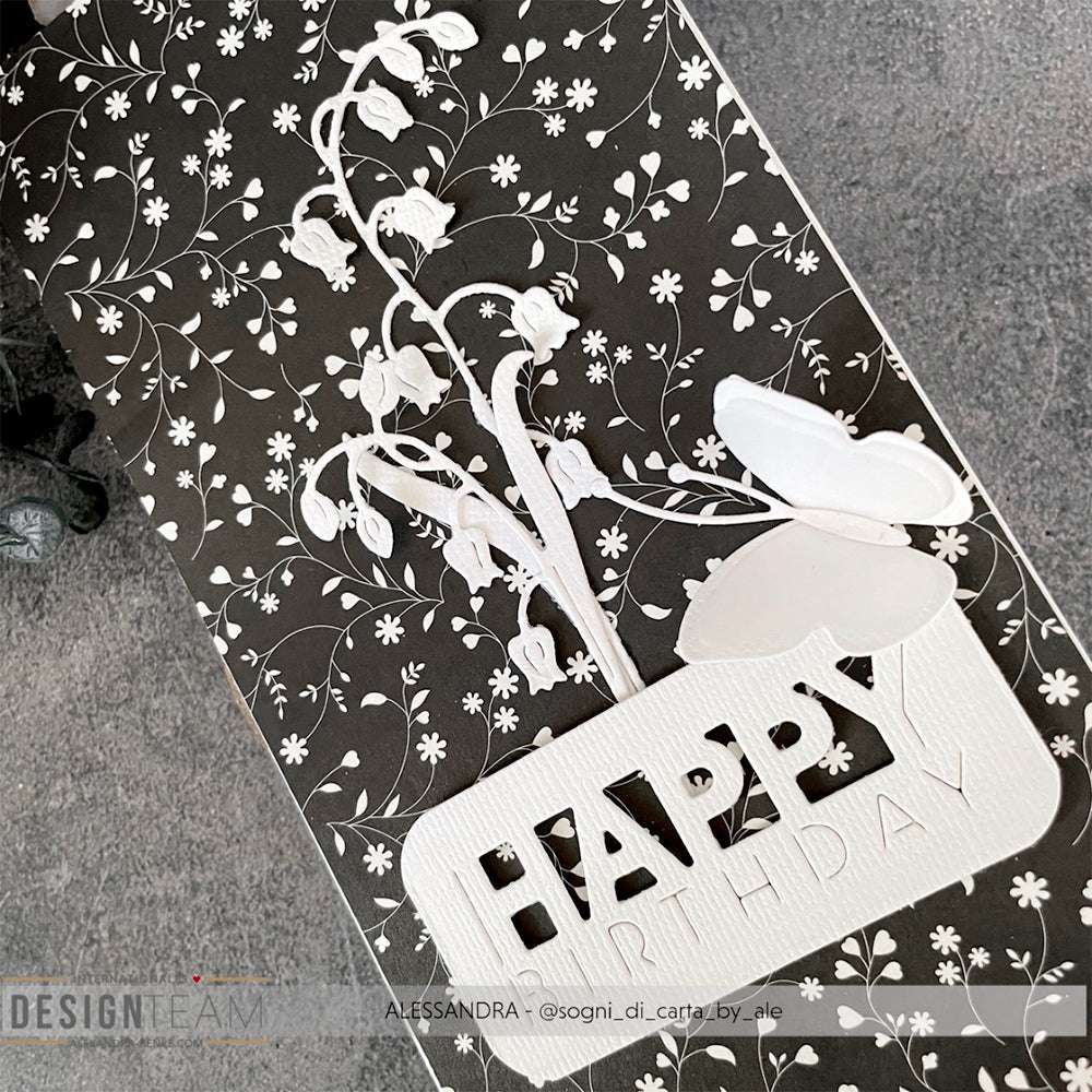 Elegante schwarz-weiße florale Geburtstagskarte mit "Happy Birthday"-Ausschnitt, gestaltet mit dem Designpapier Blümchenranke Weiß auf Schwarz von Alexandra Renke und zarten Blumen- und Schmetterlingsverzierungen - ideal für stilvolle Papierprojekte.