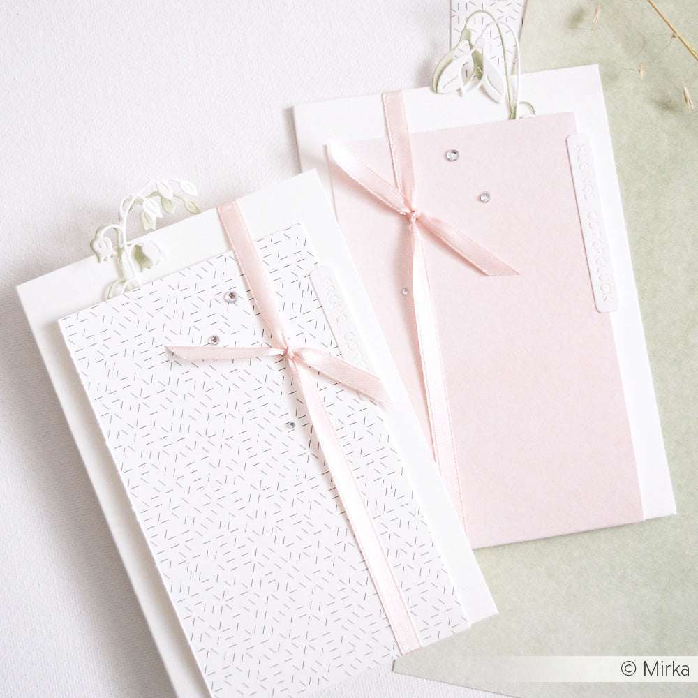 Zwei elegante Grußkarten von Alexandra Renke, gefertigt aus hochwertigem Designpapier mit pastellfarbenen Bändern und zarten Verzierungen. Perfekt für Papierprojekte, die raffinierte Textur und Kunstfertigkeit hervorheben.