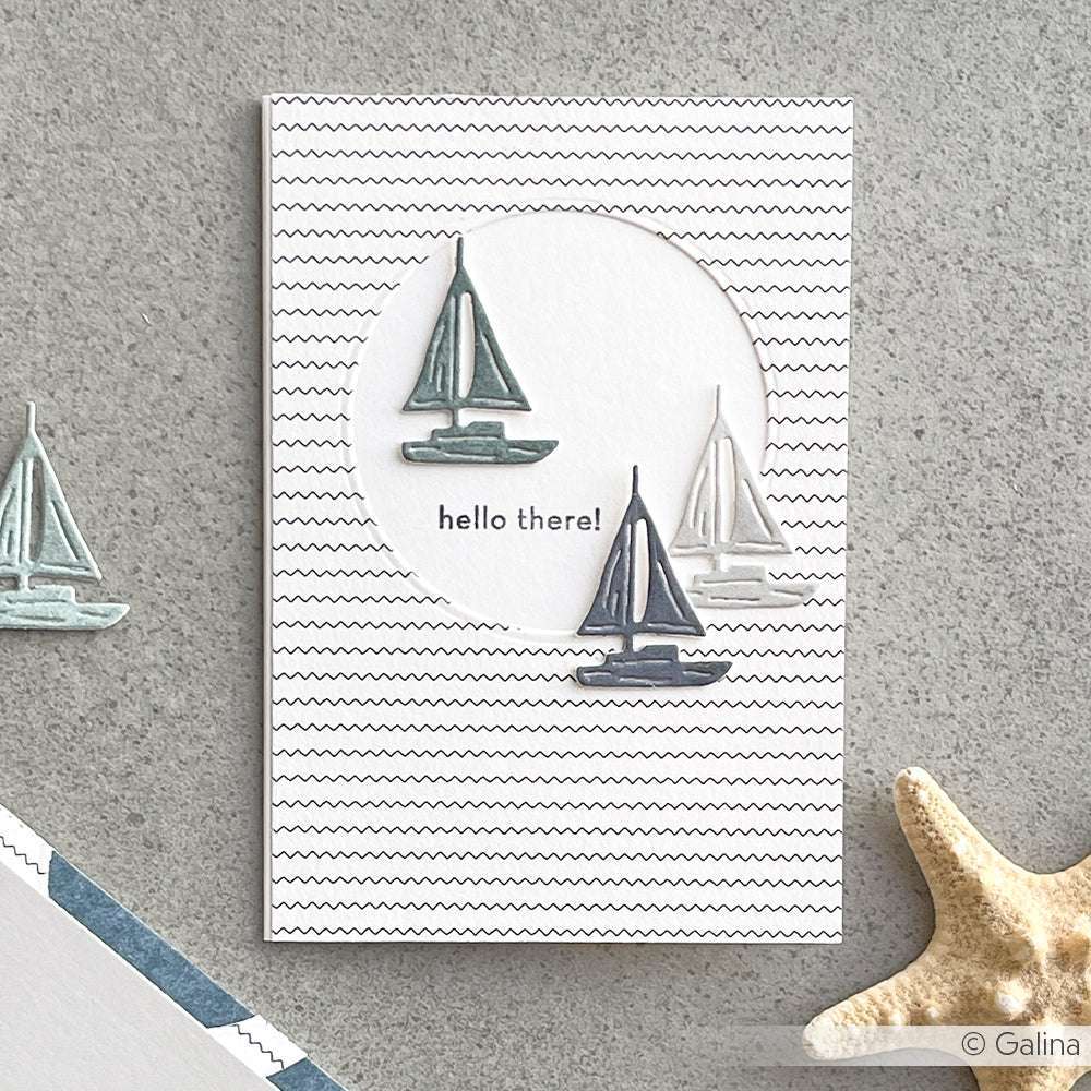 Handgefertigte Karte von Alexandra Renke mit Segelbooten, Wellenlinien und "Hallo!" in der Mitte, hergestellt mit hochwertigem Designpapier für eine einzigartige Ergänzung zu Ihren Papierprojekten.