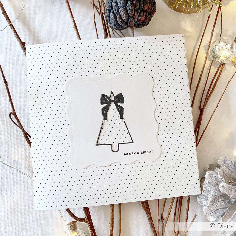 Die weiße Karte von Alexandra Renke zeigt Designpapier mit Pünktchenraster Schwarz und einen minimalistischen Weihnachtsbaum, der mit Tannenzapfen und Zweigen akzentuiert ist - ideal für festliche Papierprojekte.