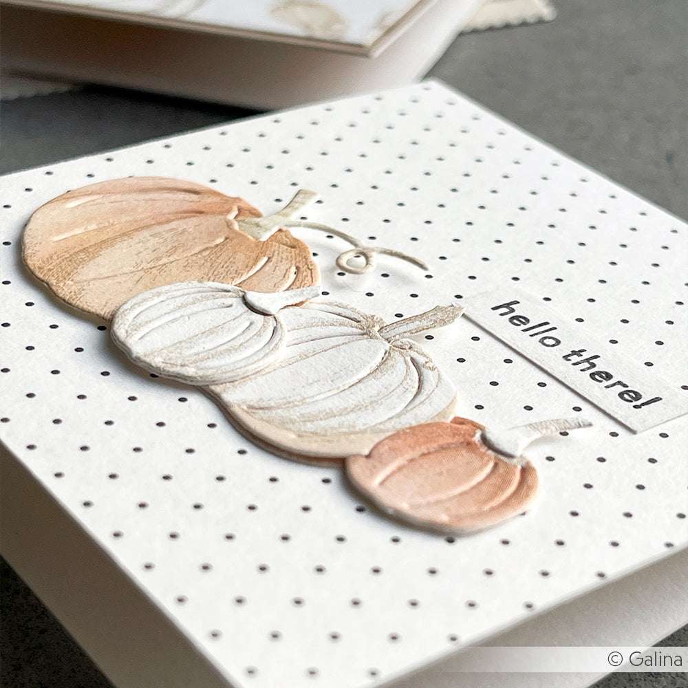 Alexandra Renke Grußkarte mit pastellfarbenen Kürbissen und "Hallo!" auf weißem Pünktchenraster Schwarz - ideal für Papierprojekte und kreative Designpapier-Projekte.