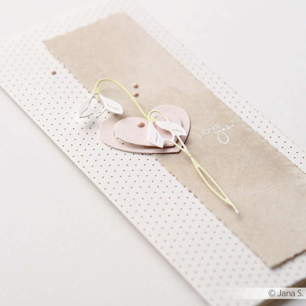 Handgemachte Karte von Alexandra Renke mit geschichteten Herzen, Papierblättern und "LOVE you"-Text auf Pünktchenraster Gold und Designpapier Kraft - ideal für einzigartige Papierprojekte.