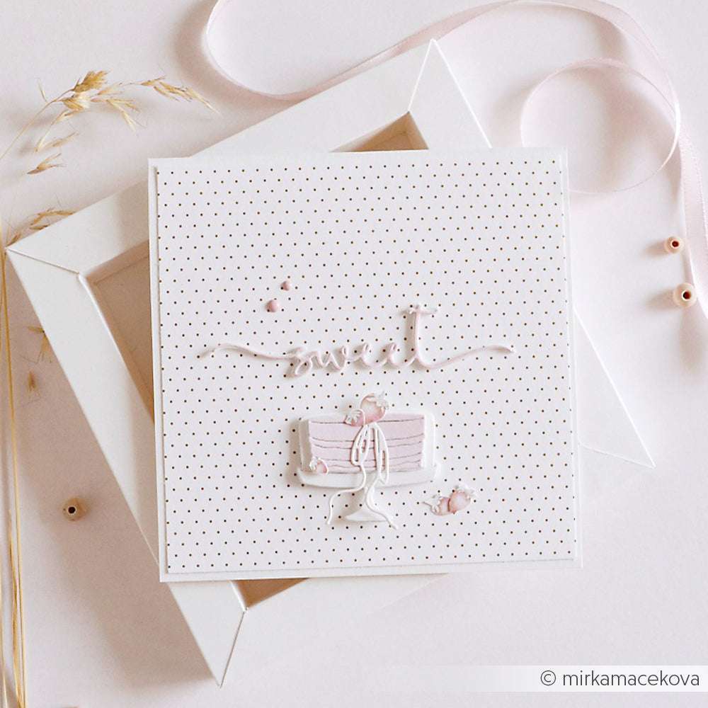 Quadratische Karte mit einem Mädchen, das Kuchen isst, und einem süßen Text, entworfen von Alexandra Renke auf Designpapier Pünktchenraster Gold, platziert auf einem weißen Karton - ideal für Ihre Papierprojekte.