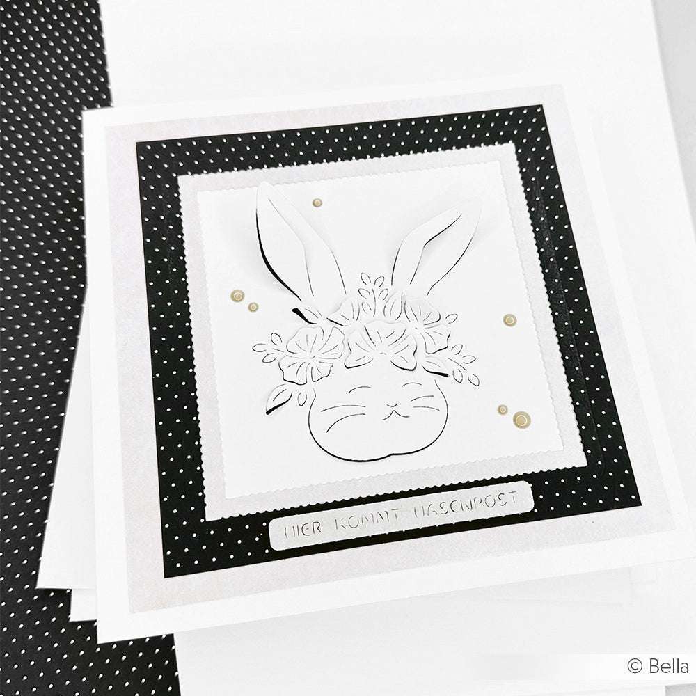 Handgefertigte Karte von Alexandra Renke mit einem floralen Hasengesicht, Perlenakzenten und deutschem Text auf schwarz-weißem Pünktchenraster-Designpapier - perfekt für einzigartige Papierprojekte.