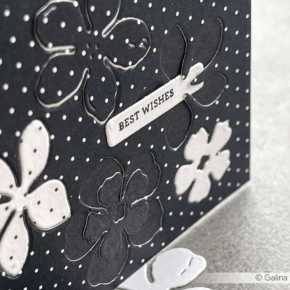 Schwarze Karte von Alexandra Renke mit weißem Pünktchenraster, floralen Ausschnitten und einem Etikett "Beste Wünsche" - eine charmante Note für Ihre Papierprojekte.