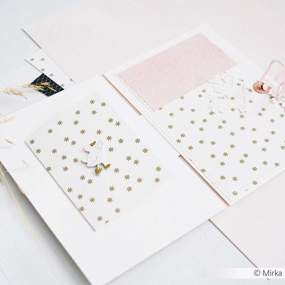 Weiße und rosafarbene Scrapbook-Seiten von Alexandra Renke mit goldenen Sternenmustern, Streublümchen-Gold-Akzenten und einer kleinen Gänse-Illustration - ideal für Papierprojekte und Buchbinderei.
