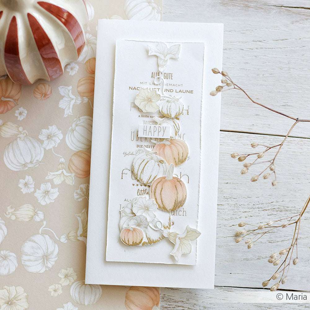 Handgefertigte Alexandra Renke Karte mit pastellfarbenen Kürbissen und Blättern auf weißem Hintergrund, ausgestellt auf hellem Holz - perfekt für Papierprojekte oder zur Präsentation Ihres Lieblingsdesignpapiers.