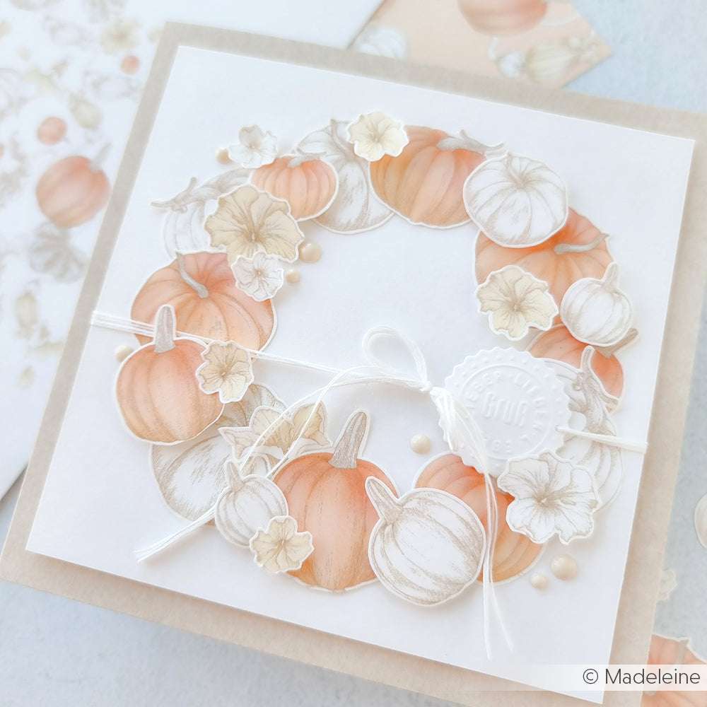 Handgemachte Karte mit einem Kranz aus orangefarbenen und weißen Kürbissen, beigen Blumen und einem weißen Danksiegel - perfekt für Papierprojekte oder Buchbinderei mit Ihrem Lieblingsdesignpapier von Alexandra Renke.