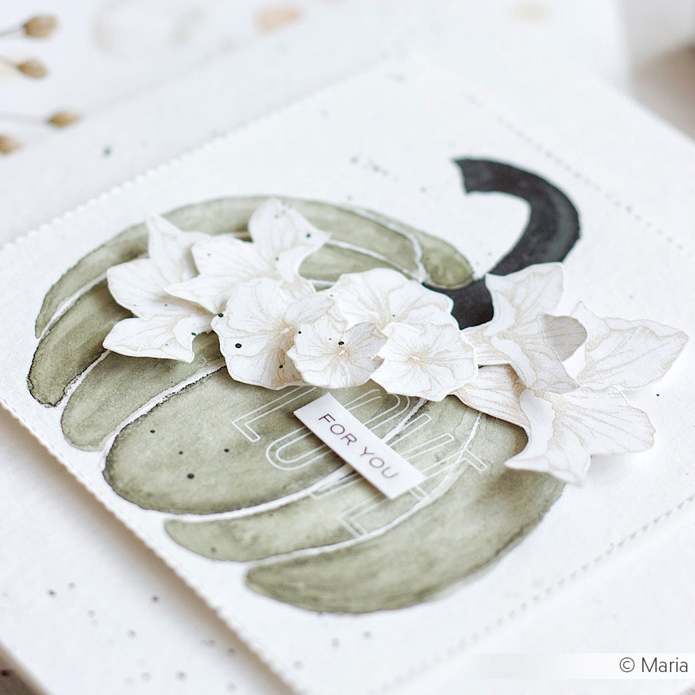 Eine Karte von Alexandra Renke mit einem grünen Kürbis, weißen Blumen und einem "FOR YOU"-Anhänger auf weißem Hintergrund - eine ideale Inspiration für Fans von Papierprojekten oder Buchbinderei.