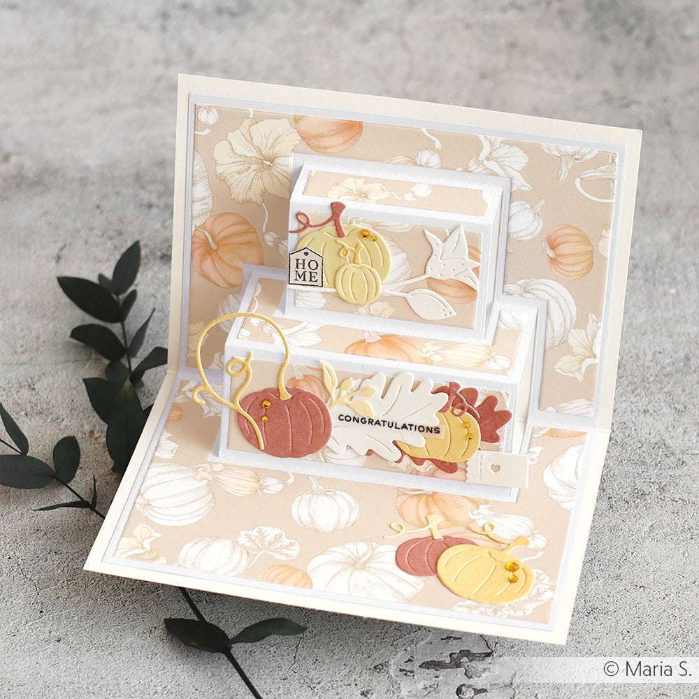 Pastellfarbene Kürbisse und Blätter aus hochwertigem Alexandra Renke Designpapier schmücken diese Karte mit dem Text "Herzlichen Glückwunsch" und einem kleinen Home-Charme - ideal für einzigartige Papierprojekte oder buchbinderische Geschenke.