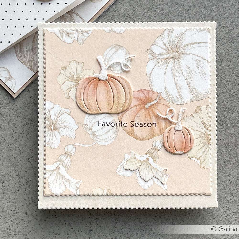 Quadratische Karte von Alexandra Renke mit illustrierten Kürbissen, Blumen und dem Text "Lieblingsjahreszeit" - perfekt für Papierprojekte oder Buchbinderei.