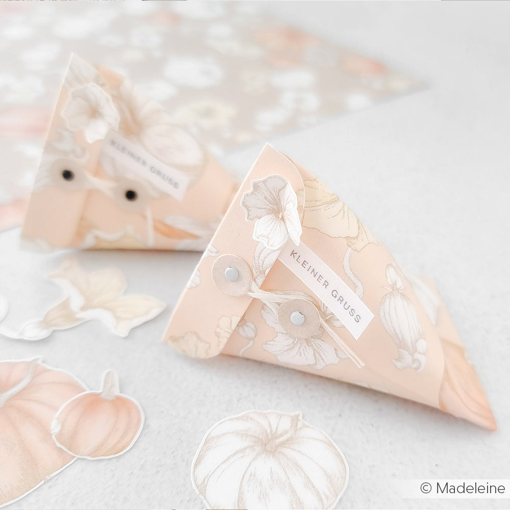 Zwei pastellfarbene, floral gemusterte Geschenkumschläge mit der Aufschrift Kleiner Gruss von Alexandra Renke Designpapier, gepaart mit Papierkürbissen auf einer hellen Fläche - eine charmante Idee für Papierprojekte oder Grußkarten.