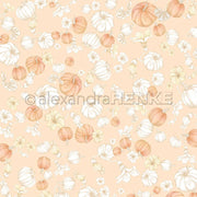 Nahtloses Muster aus weißen und orangefarbenen Kürbissen mit gelben Blüten auf pfirsichfarbenem Hintergrund von Alexandra Renke - perfekt für Grußkarten oder kreative Papierprojekte.