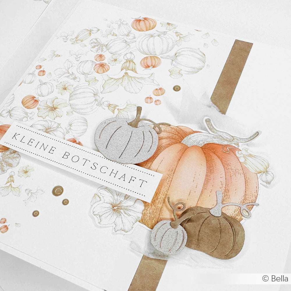 Grußkarte von Alexandra Renke mit illustrierten Kürbissen und Blumen auf weißem und braunem Hintergrund mit der Aufschrift KLEINE BOTSCHAFT - ideal für Fans von Papierprojekten oder kreativer Buchbinderei.
