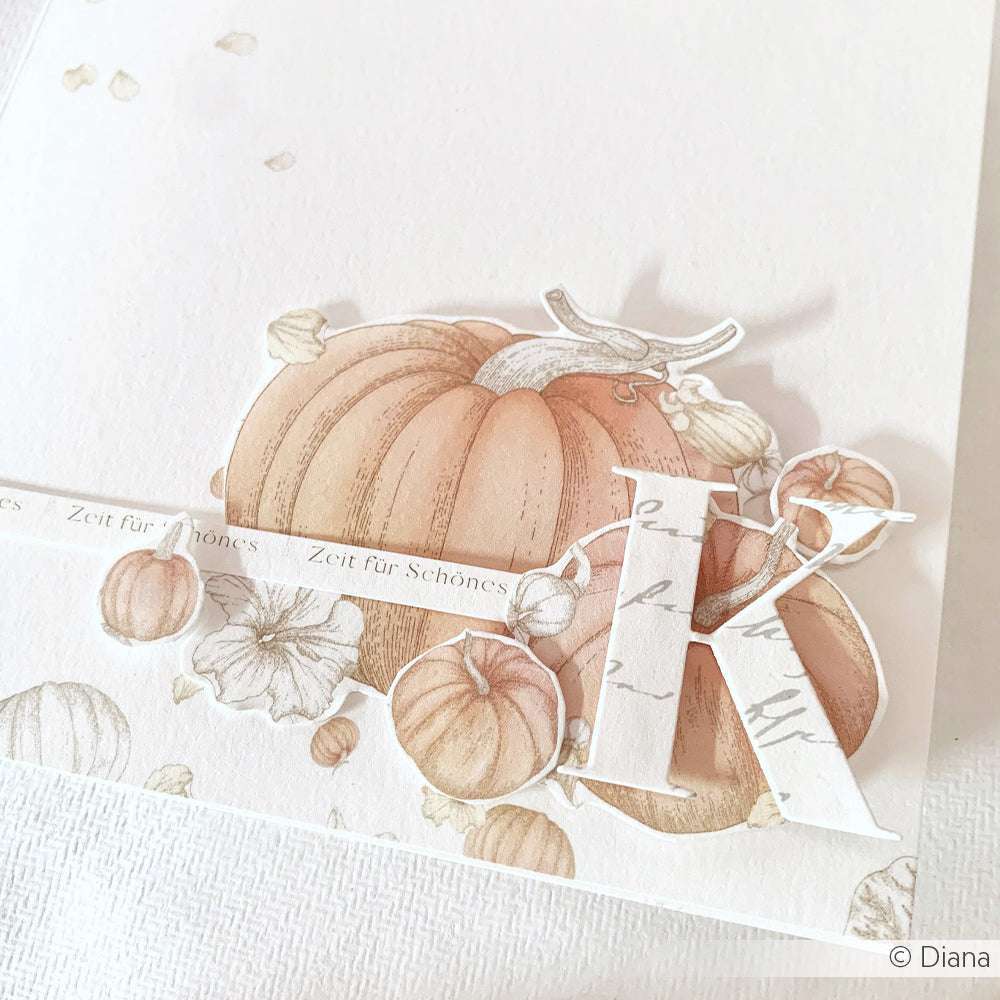 Handgefertigte Karte von Alexandra Renke mit pastellfarbenen Kürbissen, Blättern und dem dekorativen Buchstaben K auf weißem Hintergrund - erstellt mit dem exquisiten Designpapier für einzigartige Papierprojekte.