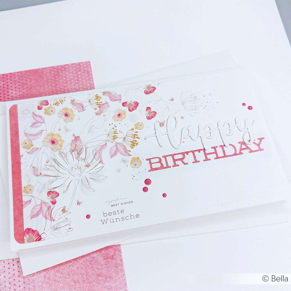 Eine blumige Geburtstagskarte von Alexandra Renke mit "Happy Birthday" in Rosa und Gold, mit "Blumige Grüße" und deutschen Glückwünschen - ideal für Papierprojekte mit Ihrem Lieblingsdesignpapier.