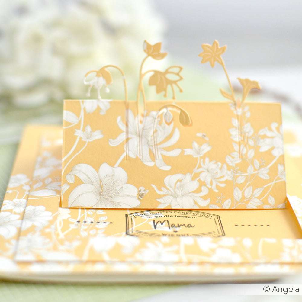 Alexandra Renke gelbe Blumen-Pop-up-Karte mit eleganten weißen Blumenmotiven und 3D-Papierblumen - ideal für Grußkarten-Liebhaber und kreative Papierprojekte.