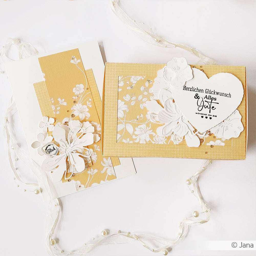 Grußkarte und Geschenkbox von Alexandra Renke mit einer weißen Blumenvariation auf Gelb, akzentuiert durch weiße Bänder - perfekt für Papierprojekte oder mit Ihrem Lieblingsdesignpapier.