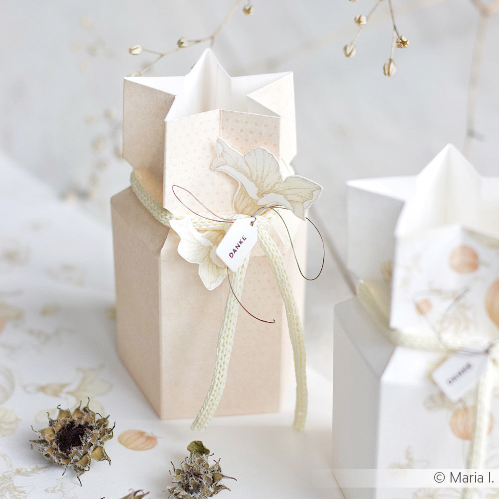 Elegante cremefarbene Geschenkschachtel von Alexandra Renke mit Blumendekor, Schleife und Namensschild, hergestellt aus hochwertigem gelb-orangem Polka-Dot-Designpapier - perfekt für alle Papierprojekte.