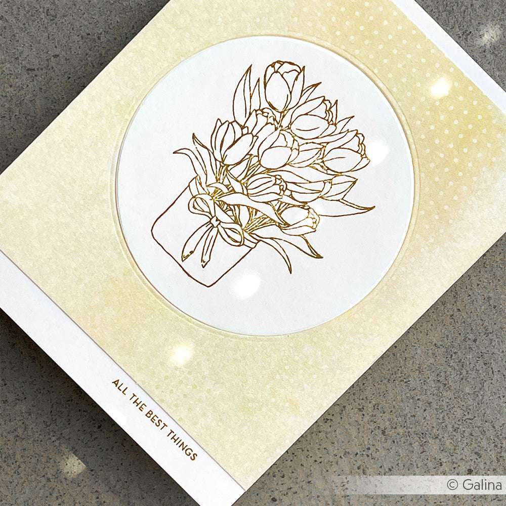 Eine Grußkarte von Alexandra Renke mit einer goldenen Blumenvase als Strichzeichnung und "ALLES GUTE" am unteren Rand, perfekt für Papierprojekte oder Buchbinderei.