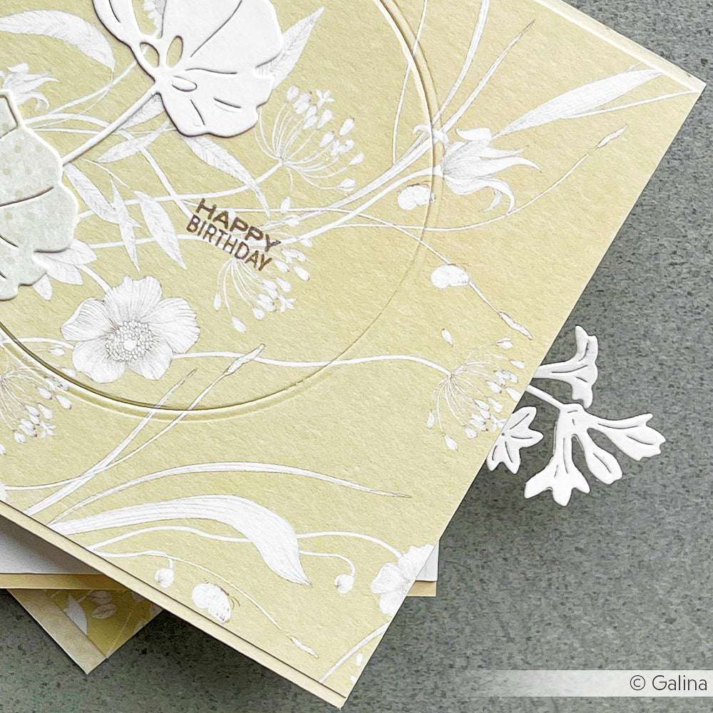 Hellgelbe Geburtstagskarte von Alexandra Renke aus Designpapier in einer weißen Blumenvariation mit weißen Prägeblüten und dem Text "Happy Birthday" in der Mitte.