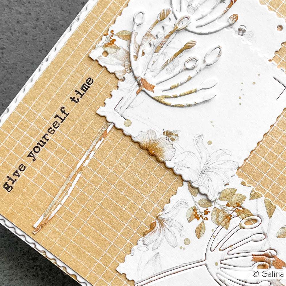 Eine handgefertigte Karte mit dem Text "Gib dir Zeit", floralen Stanzungen und einem beigefarbenen, karierten Hintergrund aus Alexandra Renke Designpapier.