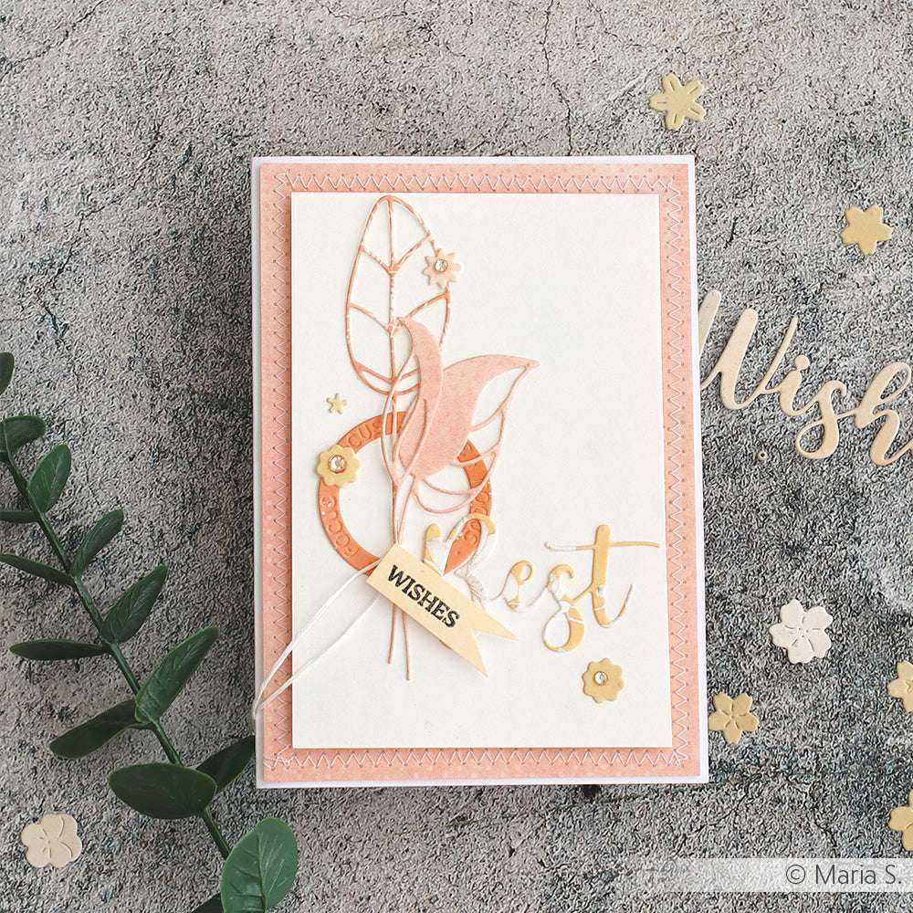 Pfirsich- und cremefarbene, handgefertigte Grußkarten von Alexandra Renke mit floralen Akzenten und dem Text "Wishes", hergestellt aus hochwertigem Designpapier, auf einer strukturierten Oberfläche.