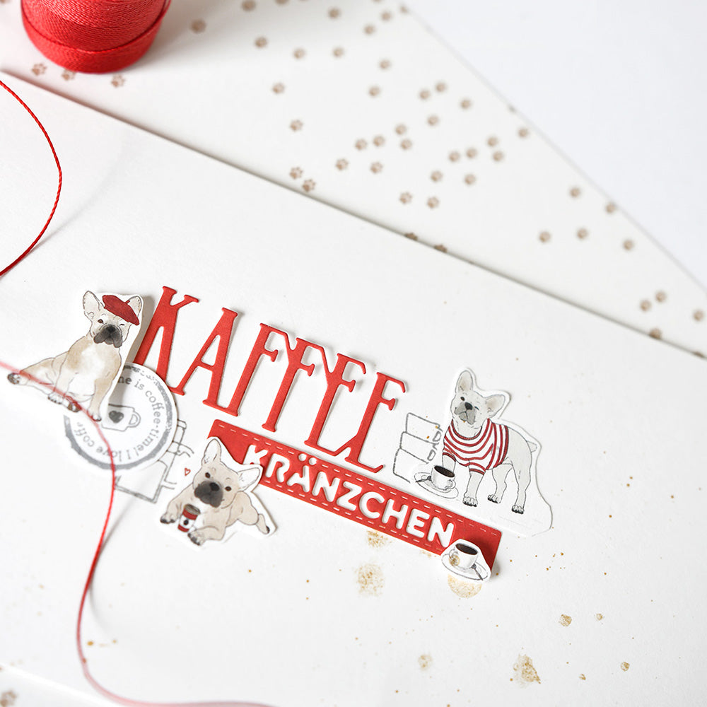 Weiße Karte von Alexandra Renke mit KAFFEEKRÄNZCHEN in roten Buchstaben und französischen Bulldoggen, darunter eine im gestreiften Hemd. Ideal für Papierprojekte, hergestellt auf hochwertigem Designpapier für einen charmanten, hochwertigen Look.