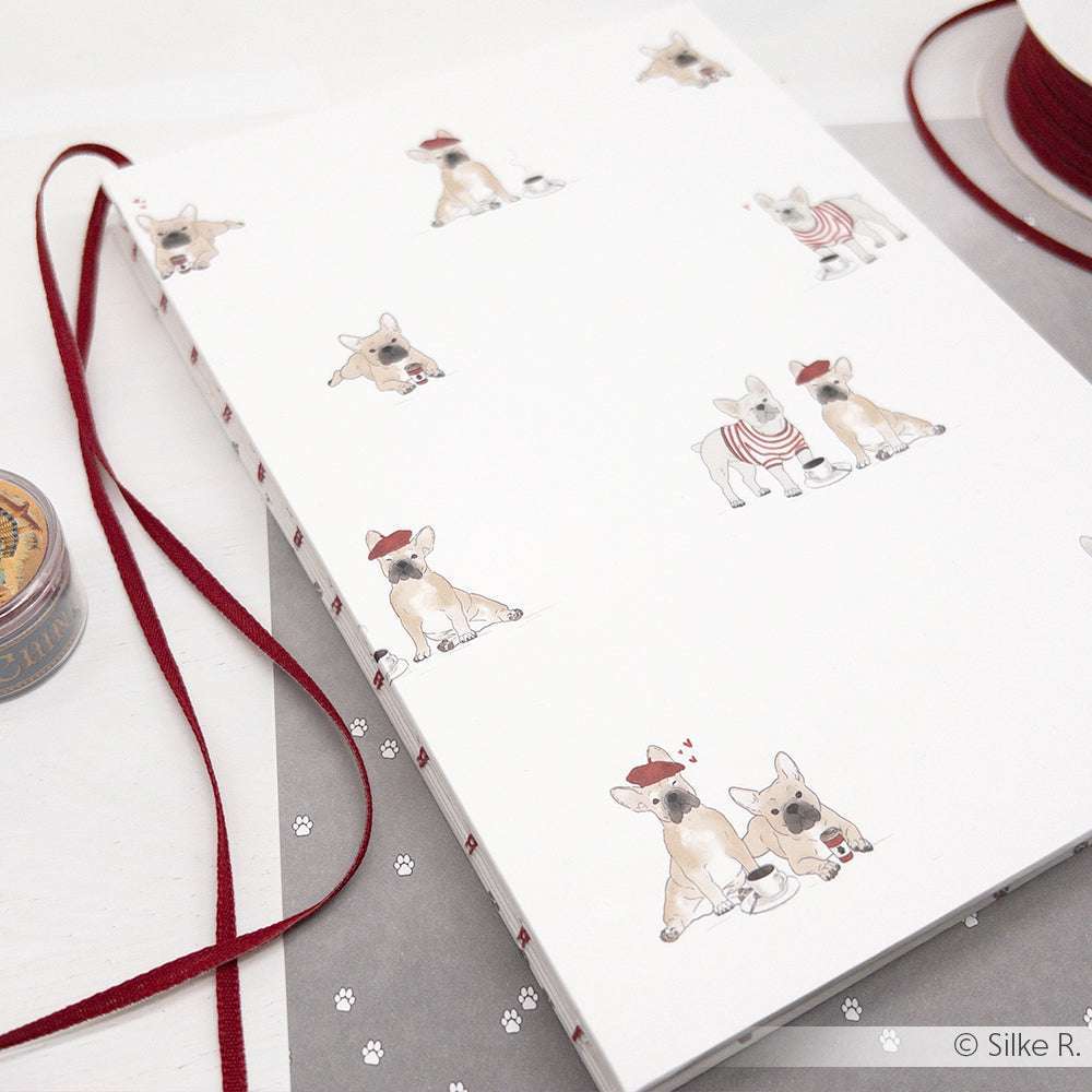 Weißes Notizbuch von Alexandra Renke mit niedlichen Illustrationen einer französischen Bulldogge, rotem Band und Klebeband mit Pfotenabdruck - perfekt für Papierprojekte oder zum Basteln mit Ihrem Lieblingsdesignpapier.