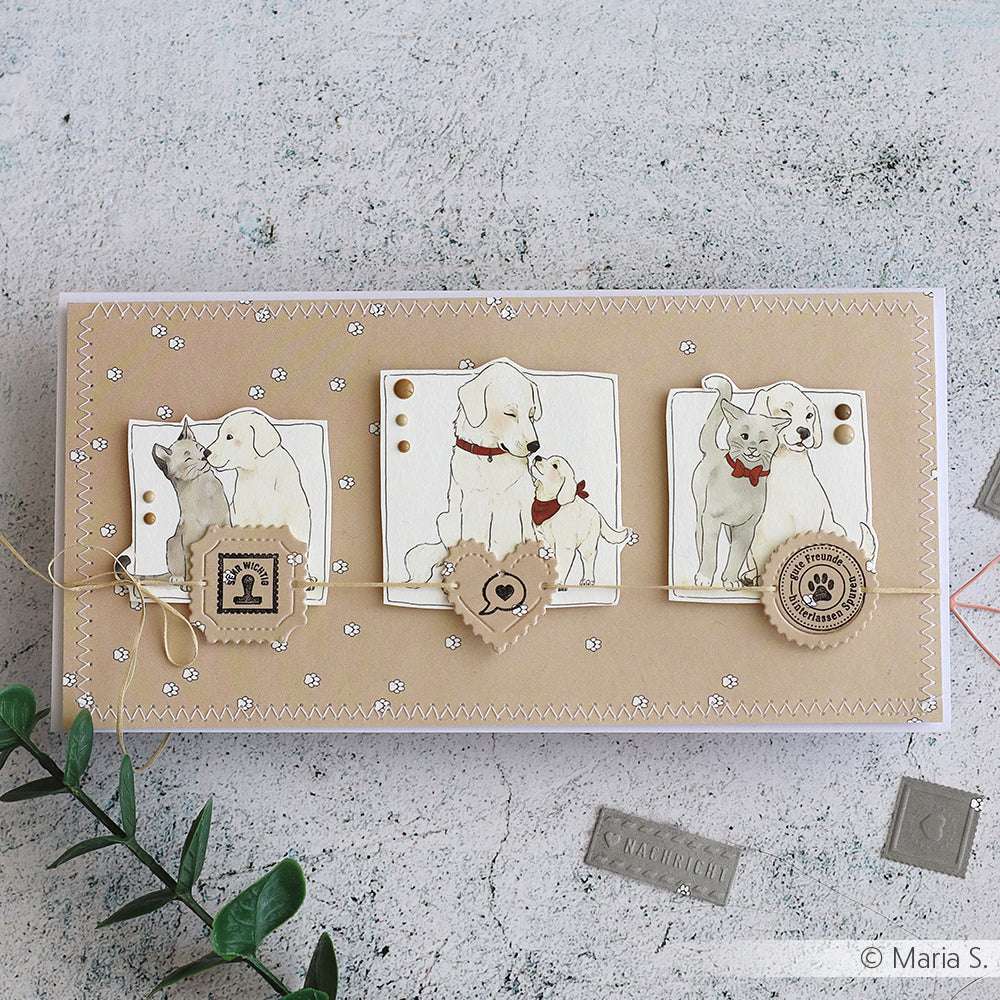 Handgefertigte Karte mit Hundezeichnungen und Pfotenmotiven auf beige-weißem Designpapier-Hintergrund von Alexandra Renke, ideal für Papierprojekte oder Buchbinderei-Kreationen.