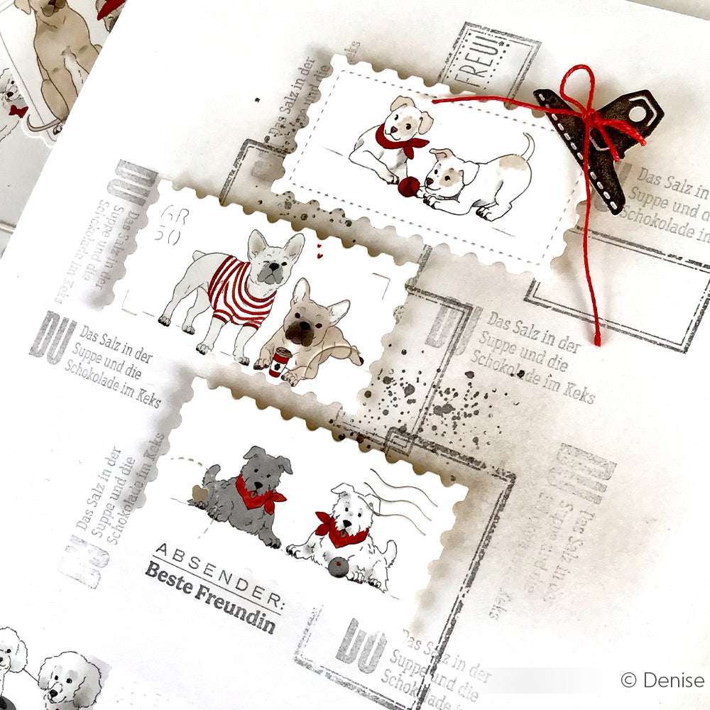 Drei illustrierte Hundestempel und eine rote Schleife auf weißem Hintergrund mit deutschem Text von Alexandra Renke - perfekt für Papierprojekte oder um Ihrem Designpapier eine besondere Note zu verleihen.