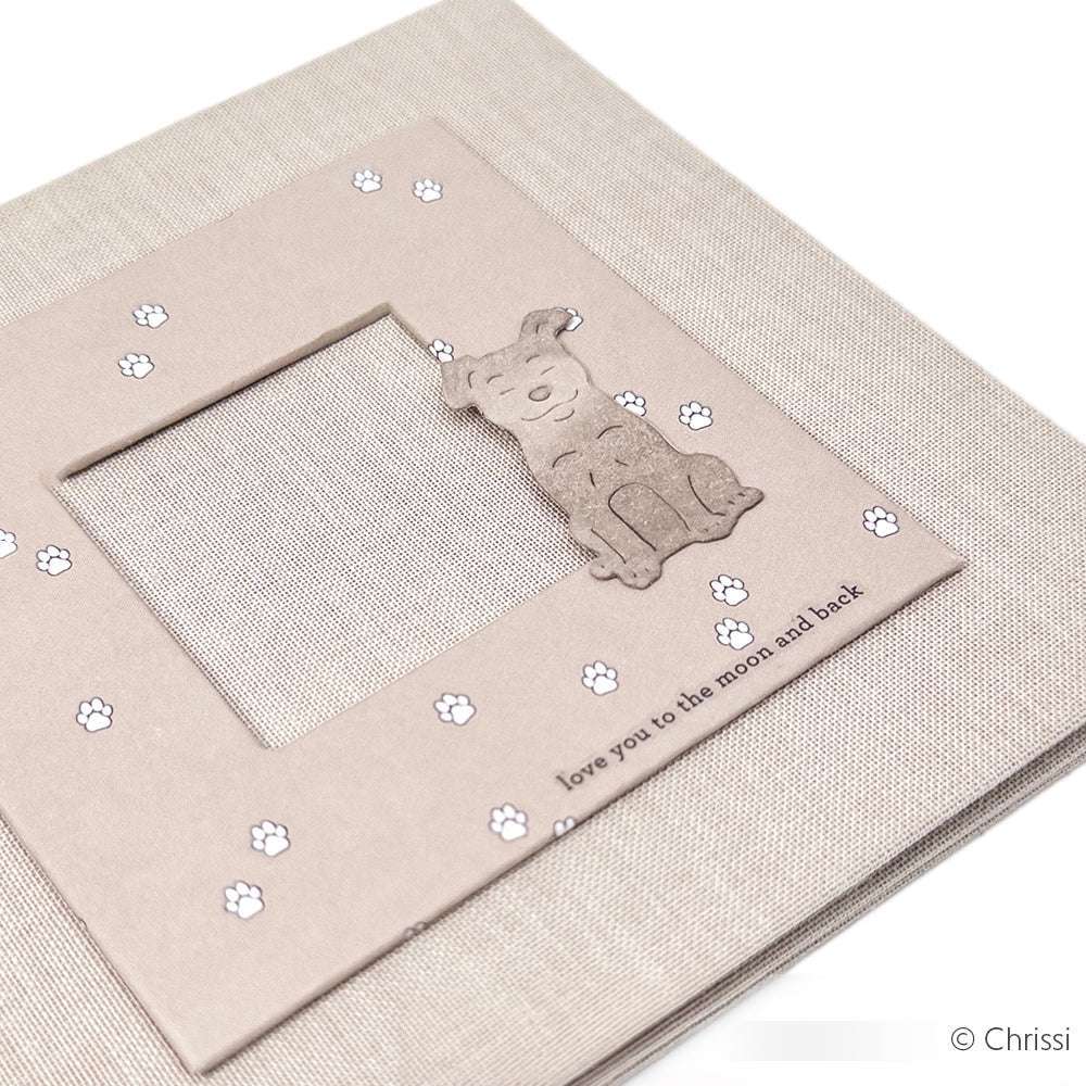 Beigefarbenes Fotoalbum von Alexandra Renke, gestaltet mit Designpapier, mit Hund, Pfotenabdrücken und "love you to the moon and back" - ideal für Fans von Papierprojekten und Buchbinderei.