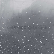 Grauer Verlaufshintergrund mit kleinen, gleichmäßig verteilten weißen Punkten, die an fallenden Schnee oder Sterne erinnern - ideal für Papierprojekte wie Grußkarten oder einzigartiges Designpapier, von Alexandra Renke.