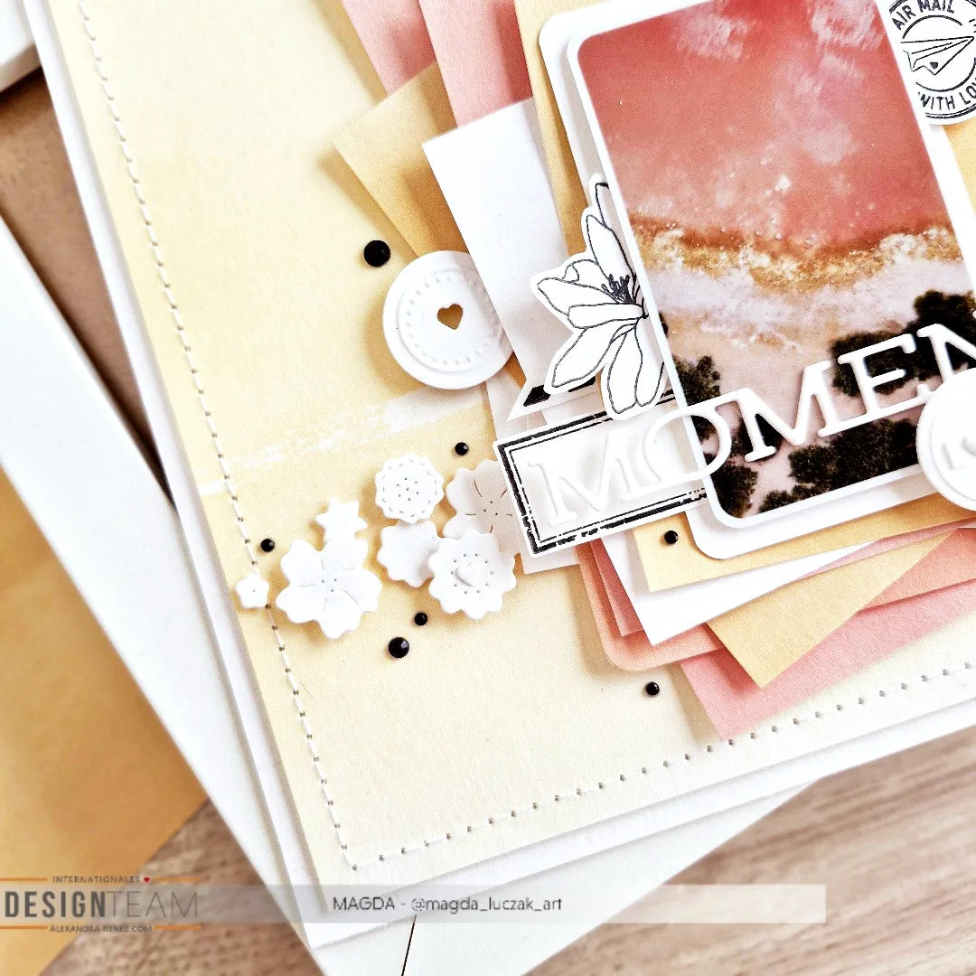 Scrapbook-Seite mit Alexandra Renke Designpapier, einem Blumenfoto, kleinen weißen Verzierungen und dem Wort "MOMENT".