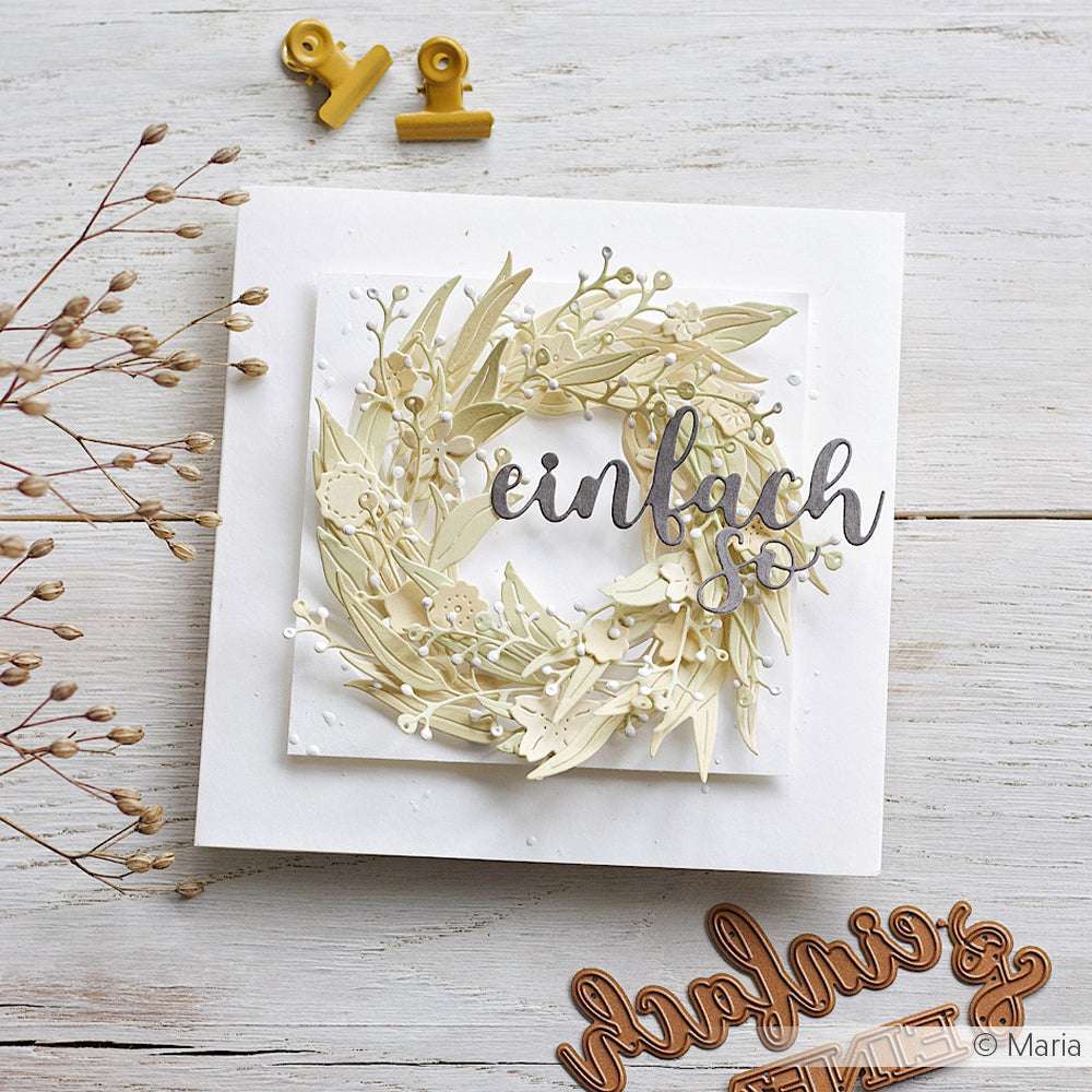 Handgefertigte Grußkarte von Alexandra Renke mit einem Papierkranz in Gelb-Grün Verlauf und dem Schriftzug einfach so auf weißem Holz-ideal für Papierprojekte oder zum Ausstellen Ihres Lieblingsdesignpapiers.