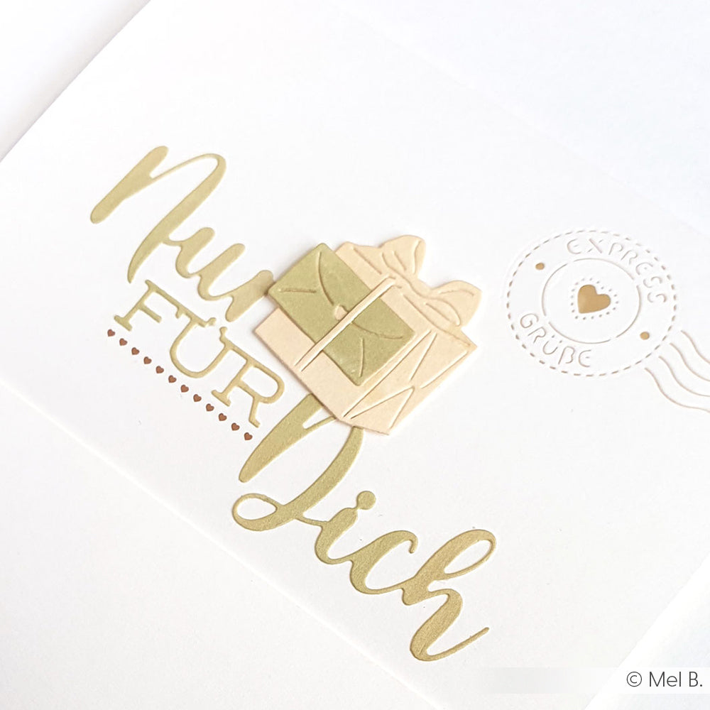 Cremefarbene Karte von Alexandra Renke mit goldfarbenem Text "Nur für Dich", einer Geschenkillustration und einem Herzstempel - ideal für Papierprojekte oder Buchbinderei-Kreationen.