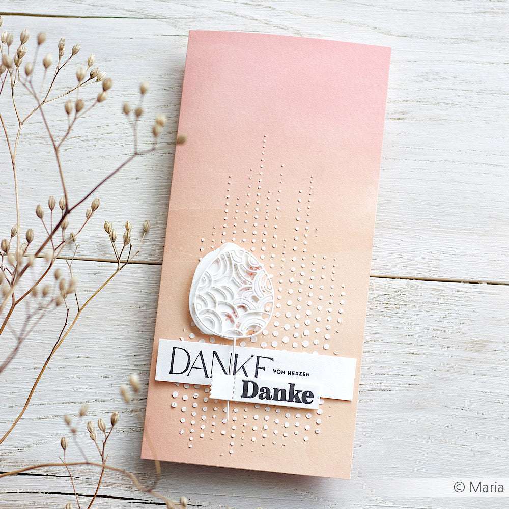 Eine rosafarbene und beigefarbene Danksagungskarte von Alexandra Renke, die mit elegantem Designpapier gestaltet wurde, zeigt geprägte Punkte und das Wort "Danke", das auf einer Holzoberfläche steht.