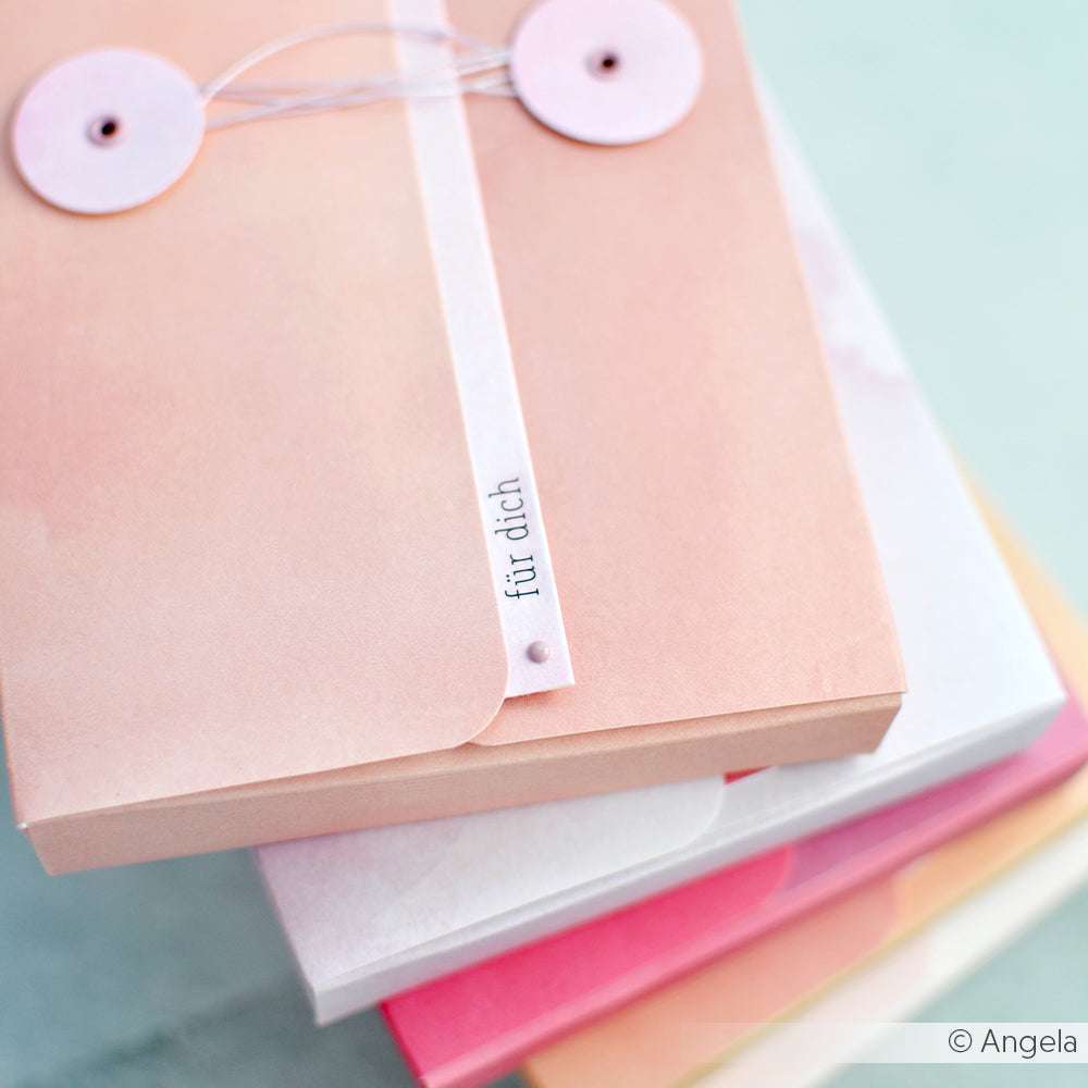 Ein Stapel pastellfarbener Briefumschläge von Alexandra Renke, gefertigt aus Designpapier mit Kordelverschluss und "für dich" oben drauf - ideal für Ihre nächsten Papierprojekte.