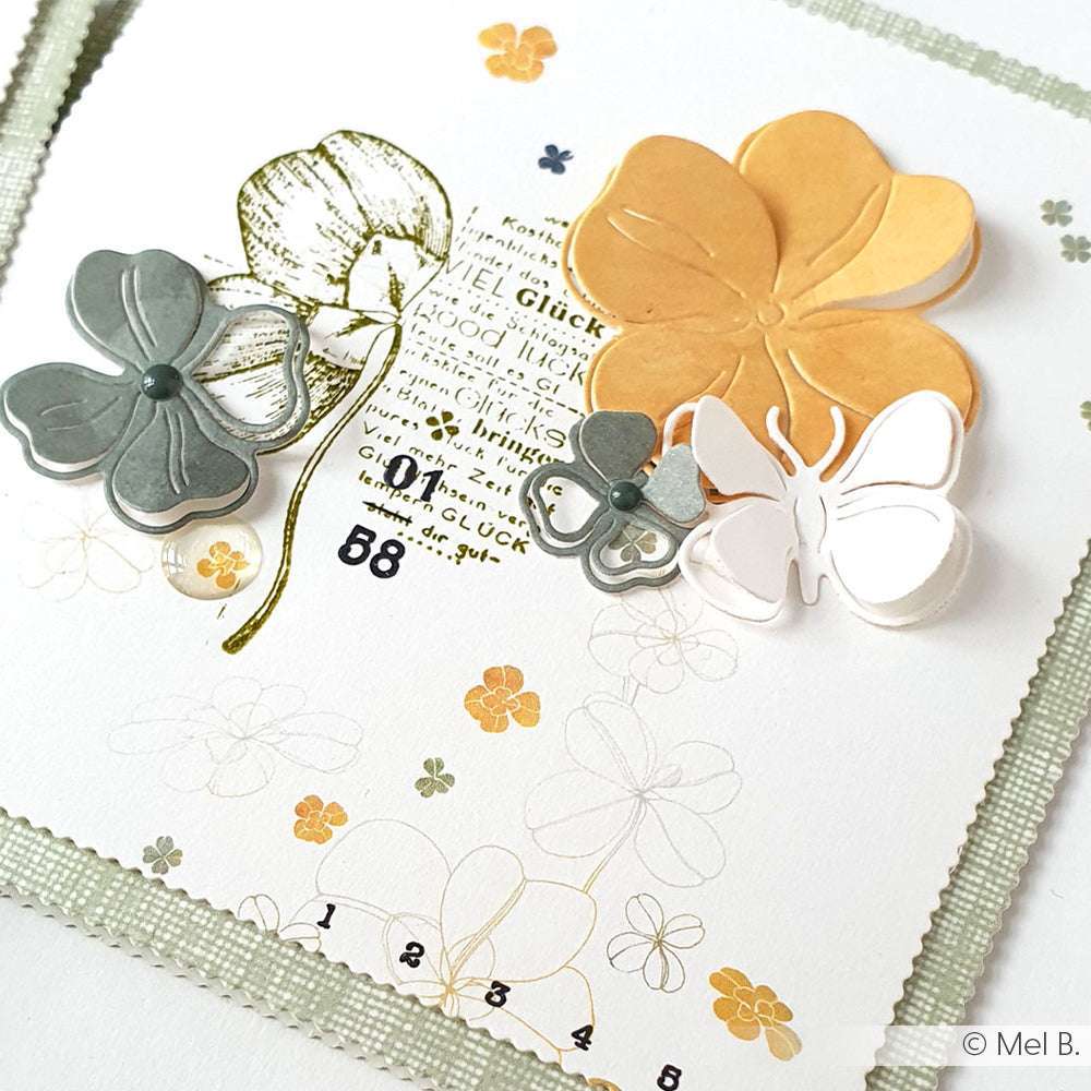 Handgefertigte Karte mit Papierschmetterlingen, Blumen und gestempeltem Text auf weißem Hintergrund mit strukturiertem Rand - hergestellt mit Alexandra Renke Designpapier für einen charmanten Papierprojekte-Touch.