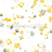 Gelbe, graue und weiße Glücksklee-Formen in Aquarelloptik sind auf einem weißen Hintergrund verstreut – das perfekte Designpapier von Alexandra Renke für all Ihre Papierprojekte.
