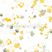 Gelbe, grüne und weiße Aquarellkleeblätter und Blumen auf weißem Hintergrund - perfektes Designpapier von Alexandra Renke für Papierprojekte oder kreative Buchbinderei.